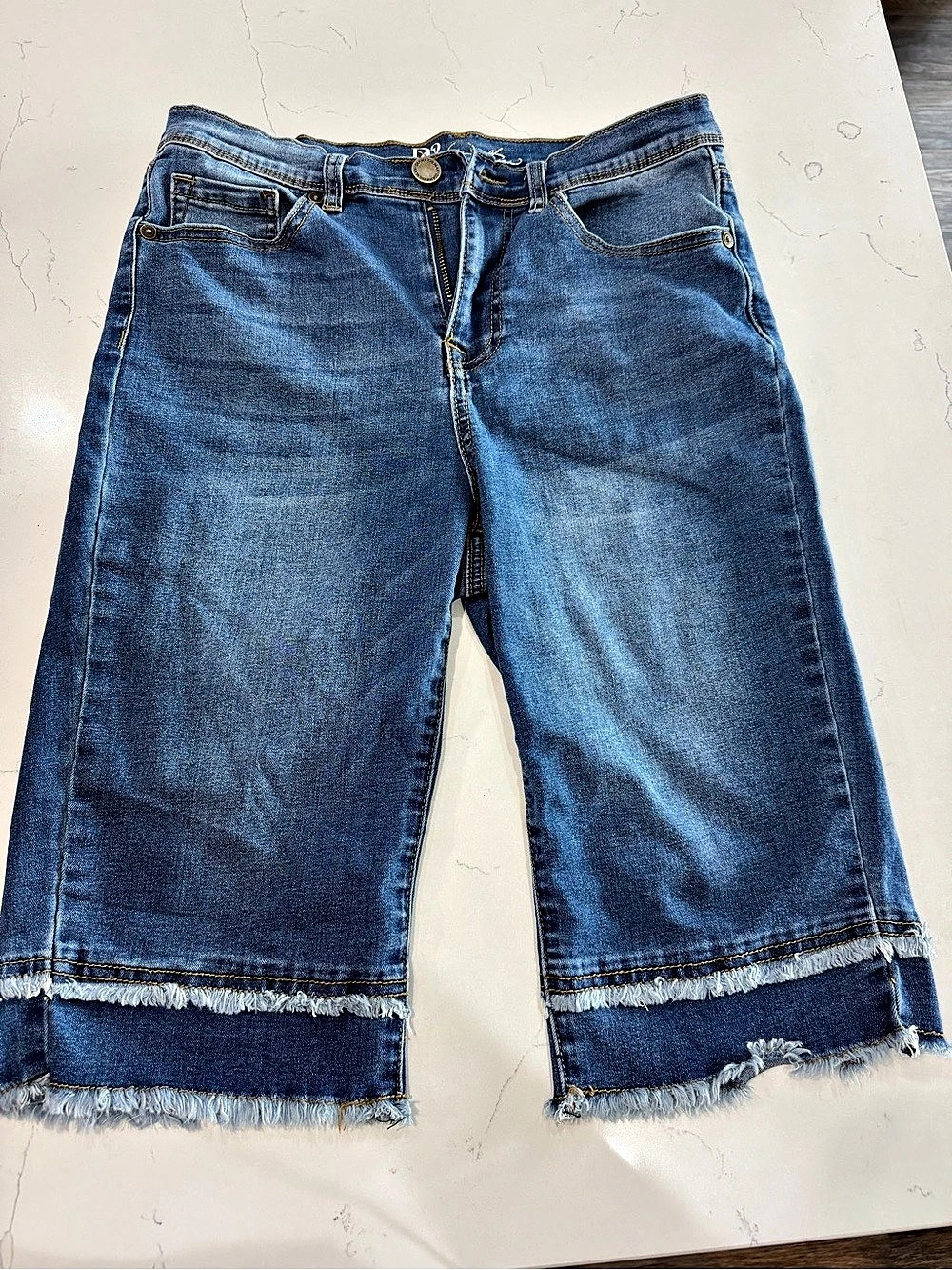 DG2 cropped raw hem jeans in Blue Size 8